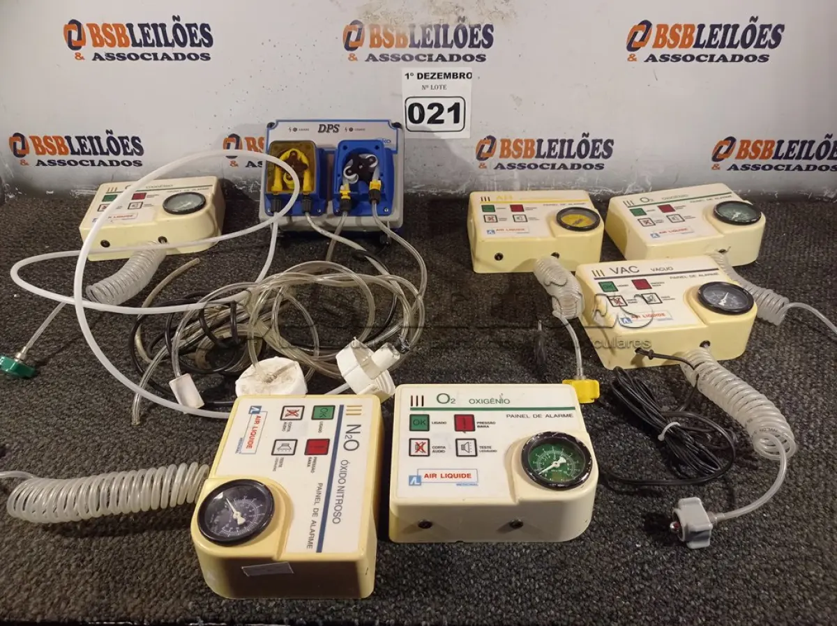 LOTE 021 - 01 BOMBA PARA DETERGENTE E 06 PAINÉIS DE OXIGÊNIO. (NO ESTADO) ATENÇÃO! FAZER A VISITAÇÃO ANTES DE ARREMATAR, NÃO SABEMOS SE FUNCIONA. LEILÃO NÃO TEM GARANTIA E NEM DEVOLUÇÃO, SUJEITO A POSSÍVEIS AVARIAS VISÍVEIS/OCULTAS E/OU AUSÊNCIA DE COMPONENTES.