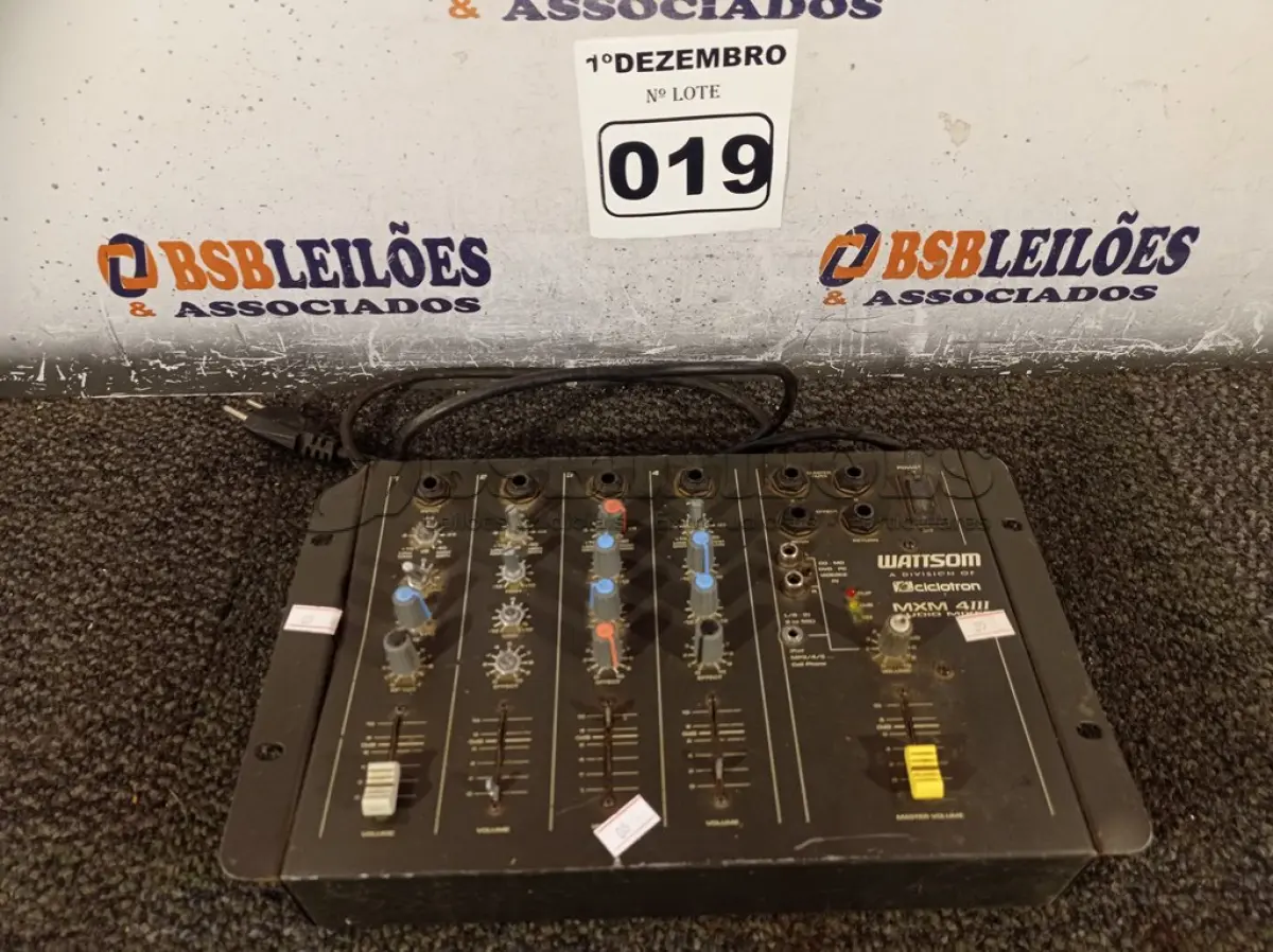 LOTE 019 - 01 MESA DE SOM WATTISOM MODELO MXM4. (NO ESTADO) ATENÇÃO! FAZER A VISITAÇÃO ANTES DE ARREMATAR, NÃO SABEMOS SE FUNCIONA. LEILÃO NÃO TEM GARANTIA E NEM DEVOLUÇÃO, SUJEITO A POSSÍVEIS AVARIAS VISÍVEIS/OCULTAS E/OU AUSÊNCIA DE COMPONENTES.