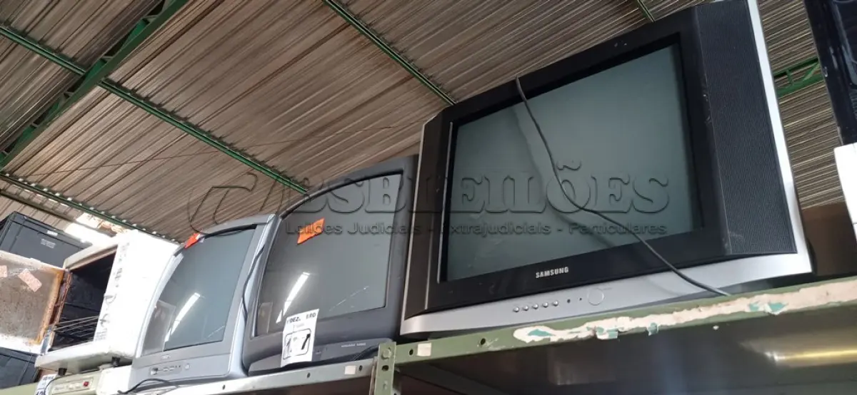 LOTE 127 - 03 TV’S DE TUBO MARCAS E MODELOS DIVERSOS. (NO ESTADO) ATENÇÃO! FAZER A VISITAÇÃO ANTES DE ARREMATAR, NÃO SABEMOS SE FUNCIONA. LEILÃO NÃO TEM GARANTIA E NEM DEVOLUÇÃO, SUJEITO A POSSÍVEIS AVARIAS VISÍVEIS/OCULTAS E/OU AUSÊNCIA DE COMPONENTES.