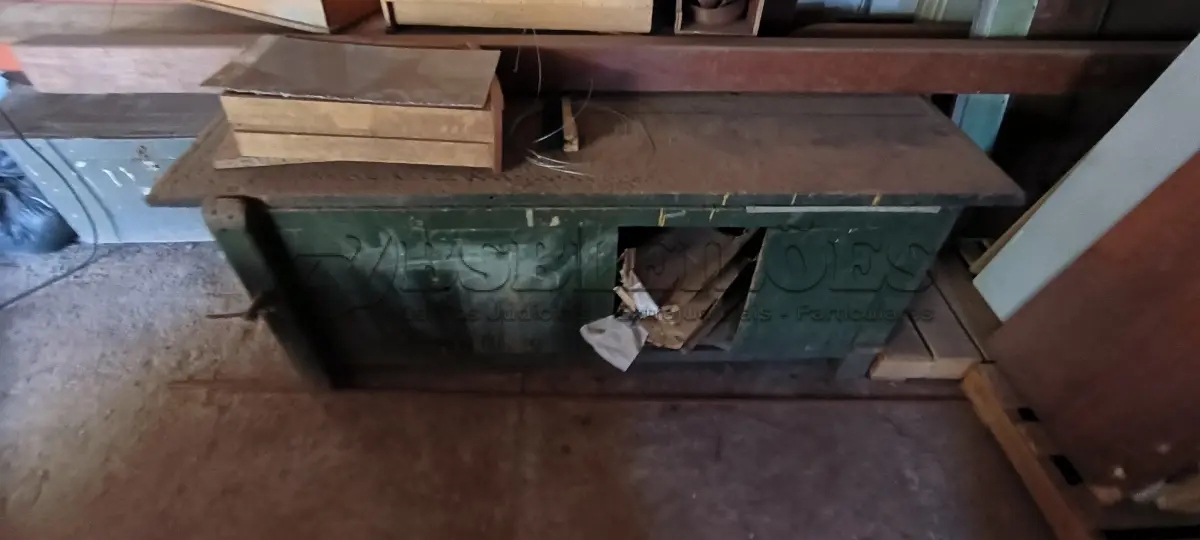 LOTE 029 - 01 LOTE COM BANCADA EM MADEIRA, BAÚS , MESAS E ARMÁRIOS EM MADEIRA (NO ESTADO, NÃO SABEMOS SE FUNCIONA. LEILÃO NÃO TEM GARANTIA E NEM DEVOLUÇÃO).