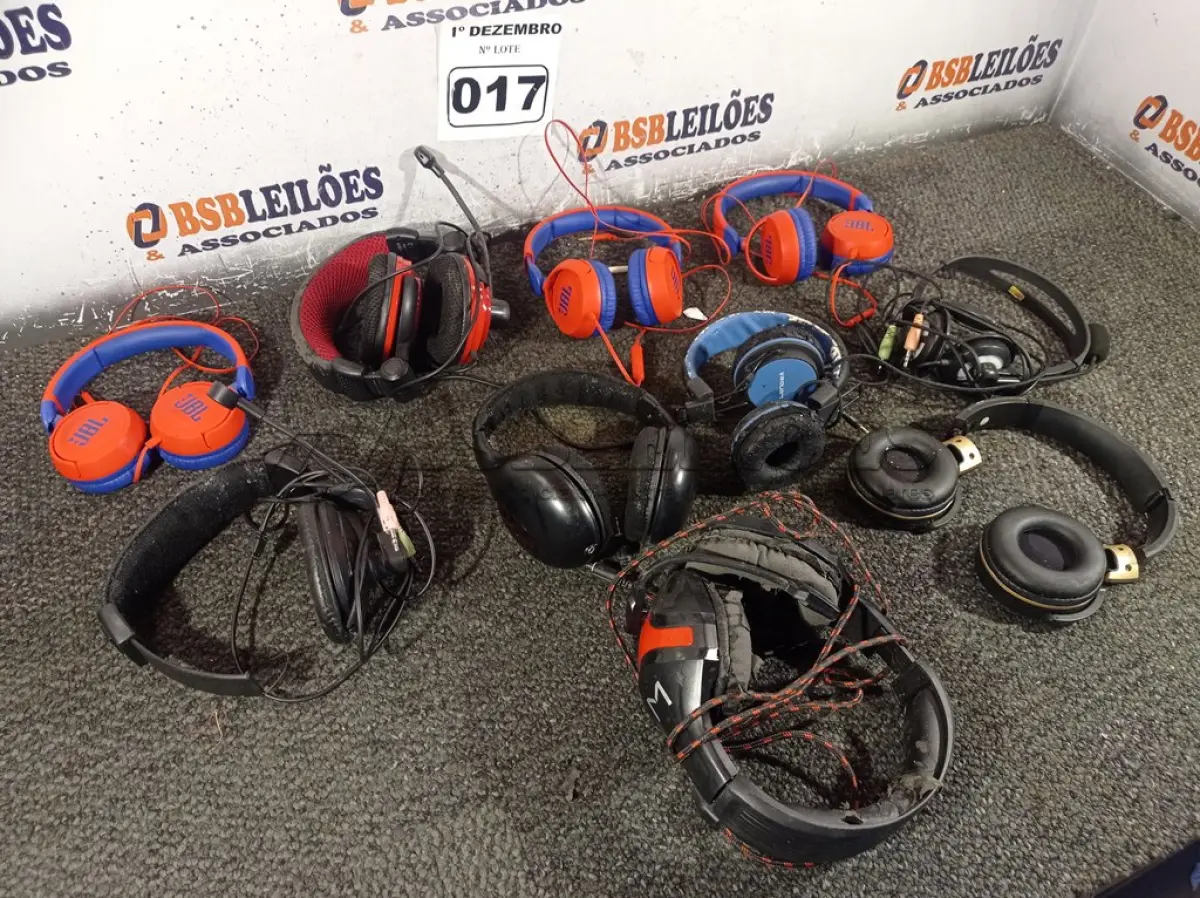 LOTE 017 - 01 LOTE COM VÁRIOS FONES DE OUVIDO E PISCAS PARA MOTO MARCAS E MODELOS DIVERSOS. (NO ESTADO) ATENÇÃO! FAZER A VISITAÇÃO ANTES DE ARREMATAR, NÃO SABEMOS SE FUNCIONA. LEILÃO NÃO TEM GARANTIA E NEM DEVOLUÇÃO, SUJEITO A POSSÍVEIS AVARIAS VISÍVEIS/OCULTAS E/OU AUSÊNCIA DE COMPONENTES.