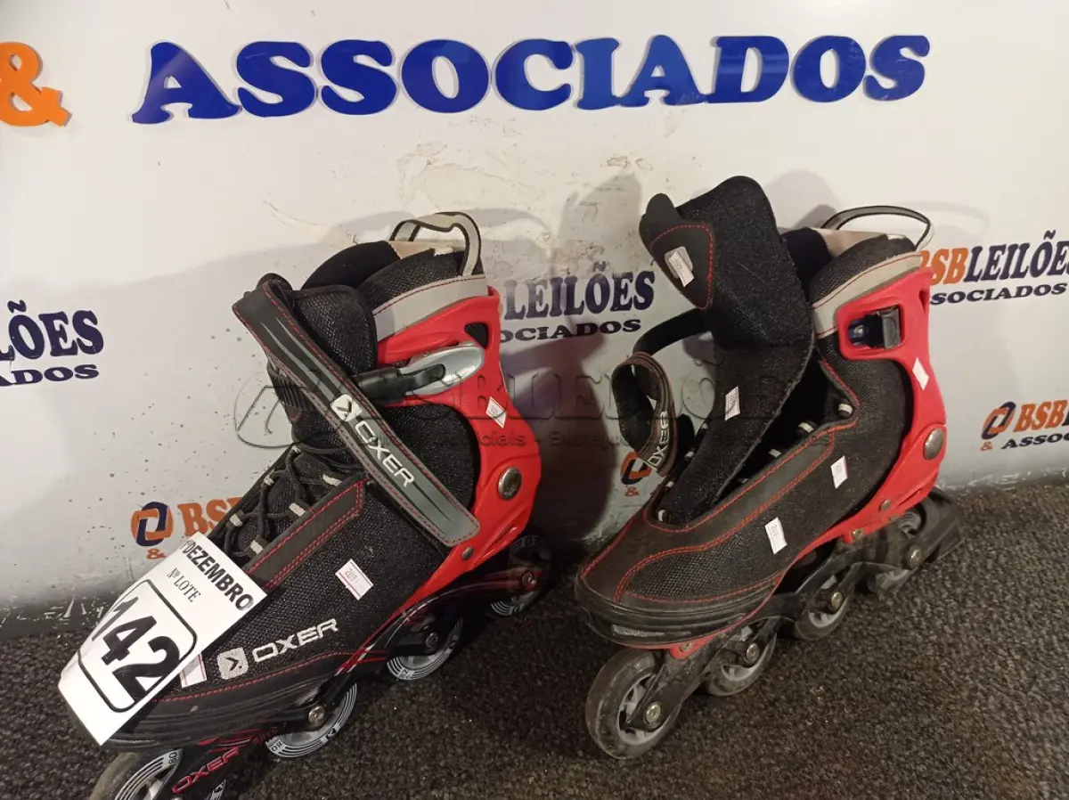 LOTE 142 - 01 PAR DE PATINS. (NO ESTADO) ATENÇÃO! FAZER A VISITAÇÃO ANTES DE ARREMATAR, NÃO SABEMOS SE FUNCIONA. LEILÃO NÃO TEM GARANTIA E NEM DEVOLUÇÃO, SUJEITO A POSSÍVEIS AVARIAS VISÍVEIS/OCULTAS E/OU AUSÊNCIA DE COMPONENTES.