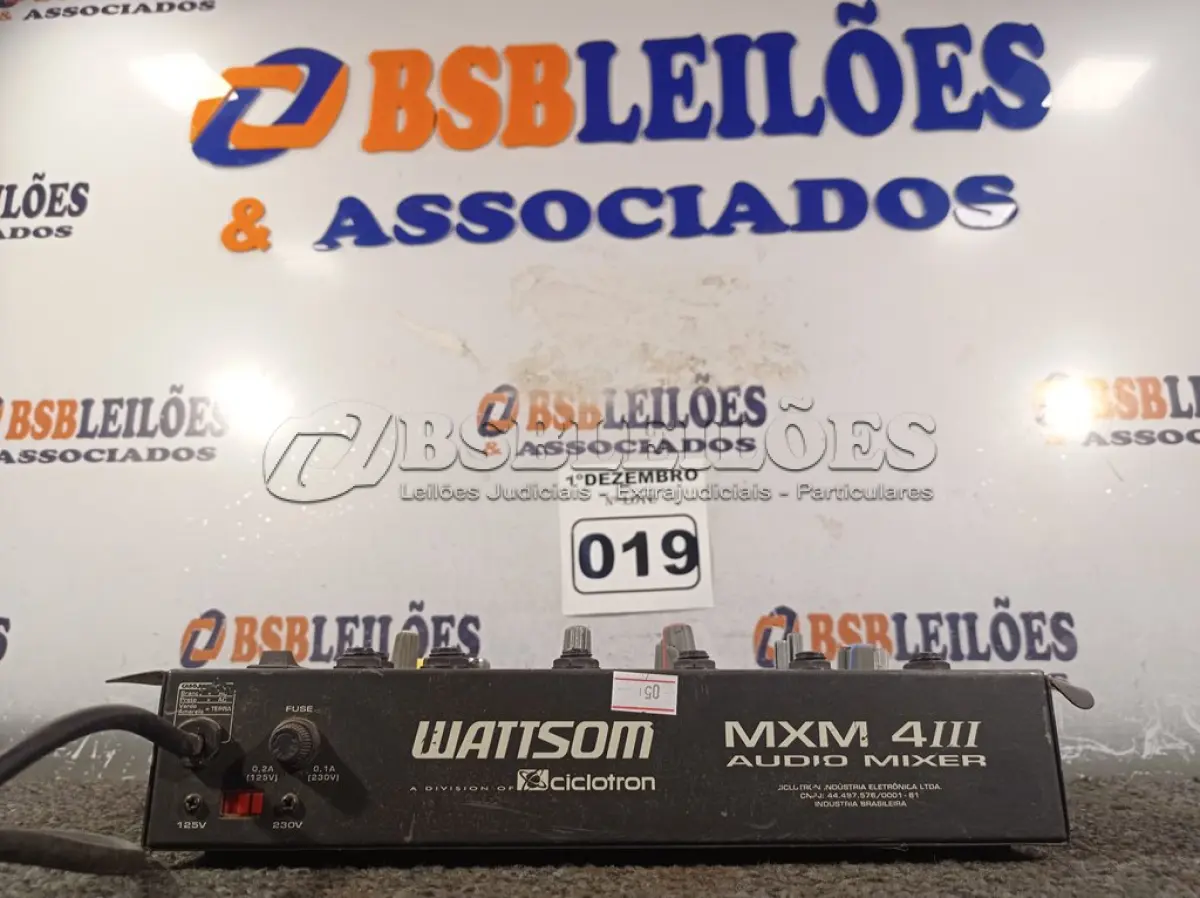 LOTE 019 - 01 MESA DE SOM WATTISOM MODELO MXM4. (NO ESTADO) ATENÇÃO! FAZER A VISITAÇÃO ANTES DE ARREMATAR, NÃO SABEMOS SE FUNCIONA. LEILÃO NÃO TEM GARANTIA E NEM DEVOLUÇÃO, SUJEITO A POSSÍVEIS AVARIAS VISÍVEIS/OCULTAS E/OU AUSÊNCIA DE COMPONENTES.