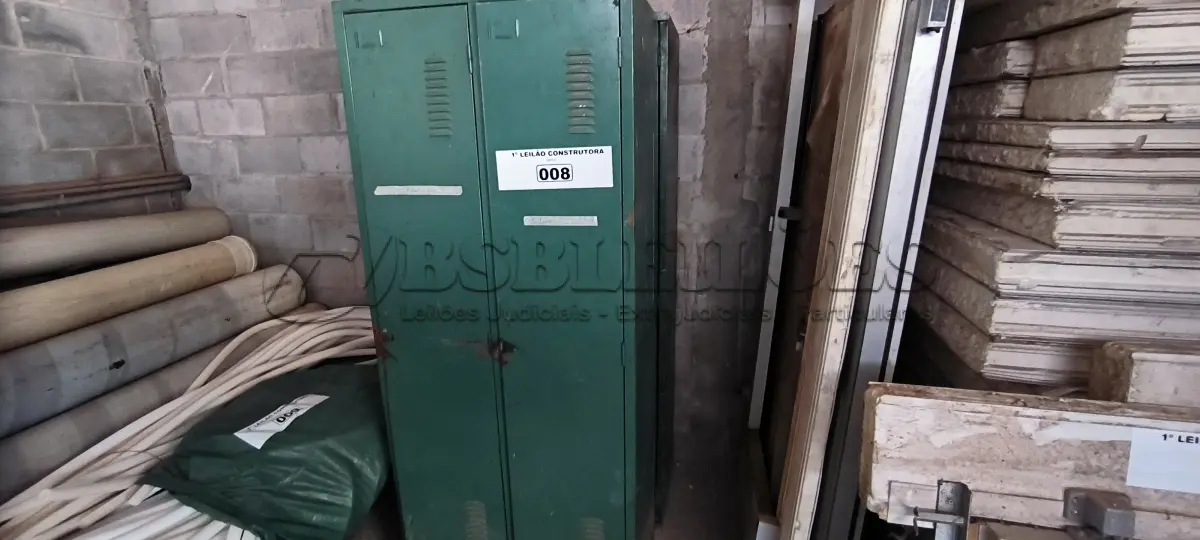 LOTE 008 - 02 ARMÁRIOS ROUPEIROS EM AÇO (NO ESTADO, NÃO SABEMOS SE FUNCIONA. LEILÃO NÃO TEM GARANTIA E NEM DEVOLUÇÃO).