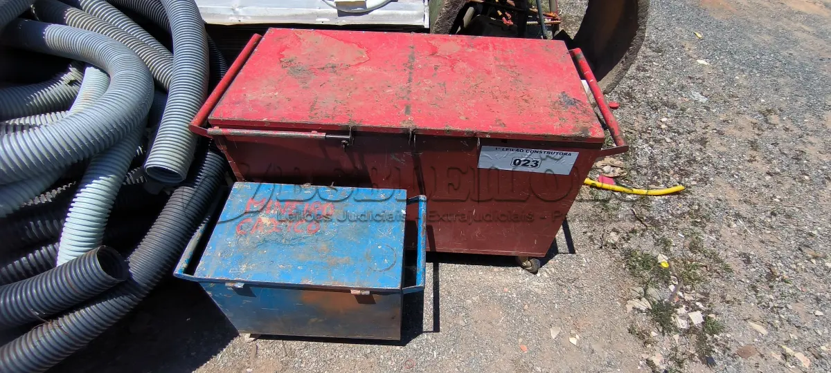 LOTE 023 - 02 BAÚS EM AÇO (NO ESTADO, NÃO SABEMOS SE FUNCIONA. LEILÃO NÃO TEM GARANTIA E NEM DEVOLUÇÃO).
