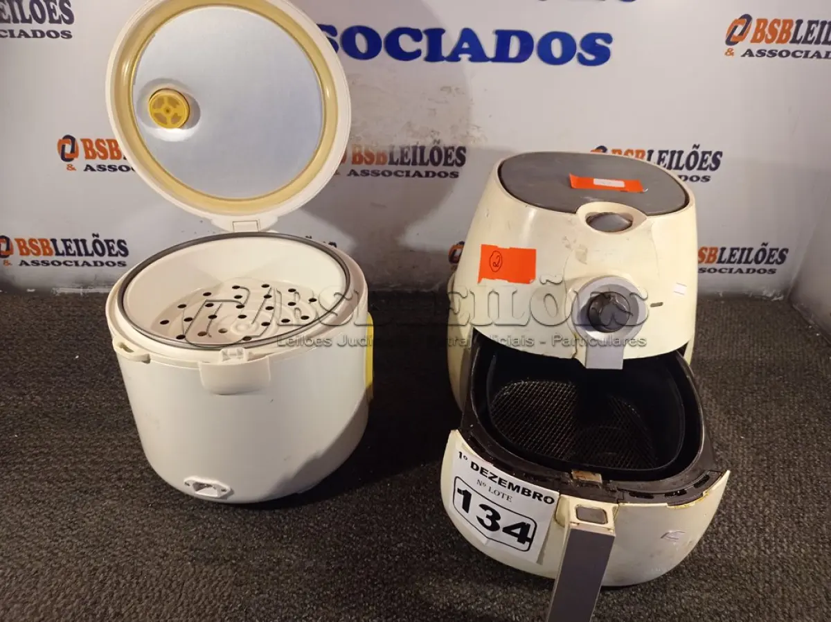 LOTE 134 - 01 AIR FRY E 01 PANELA ELÉTRICA DE FAZER ARROZ. (NO ESTADO) ATENÇÃO! FAZER A VISITAÇÃO ANTES DE ARREMATAR, NÃO SABEMOS SE FUNCIONA. LEILÃO NÃO TEM GARANTIA E NEM DEVOLUÇÃO, SUJEITO A POSSÍVEIS AVARIAS VISÍVEIS/OCULTAS E/OU AUSÊNCIA DE COMPONENTES.