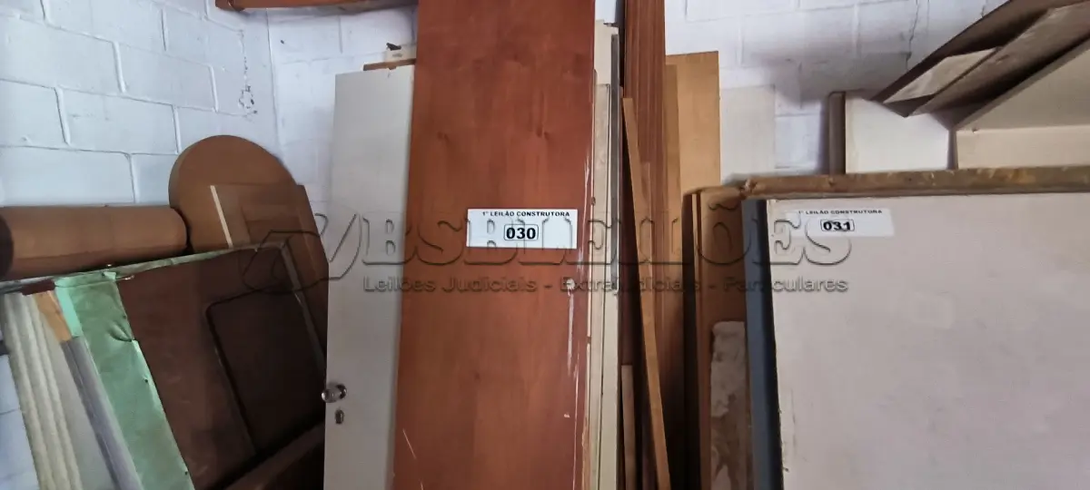 LOTE 030 - 01 LOTE COM PORTAS EM MADEIRAS DIVERSOS TAMANHOS (NO ESTADO, NÃO SABEMOS SE FUNCIONA. LEILÃO NÃO TEM GARANTIA E NEM DEVOLUÇÃO).
