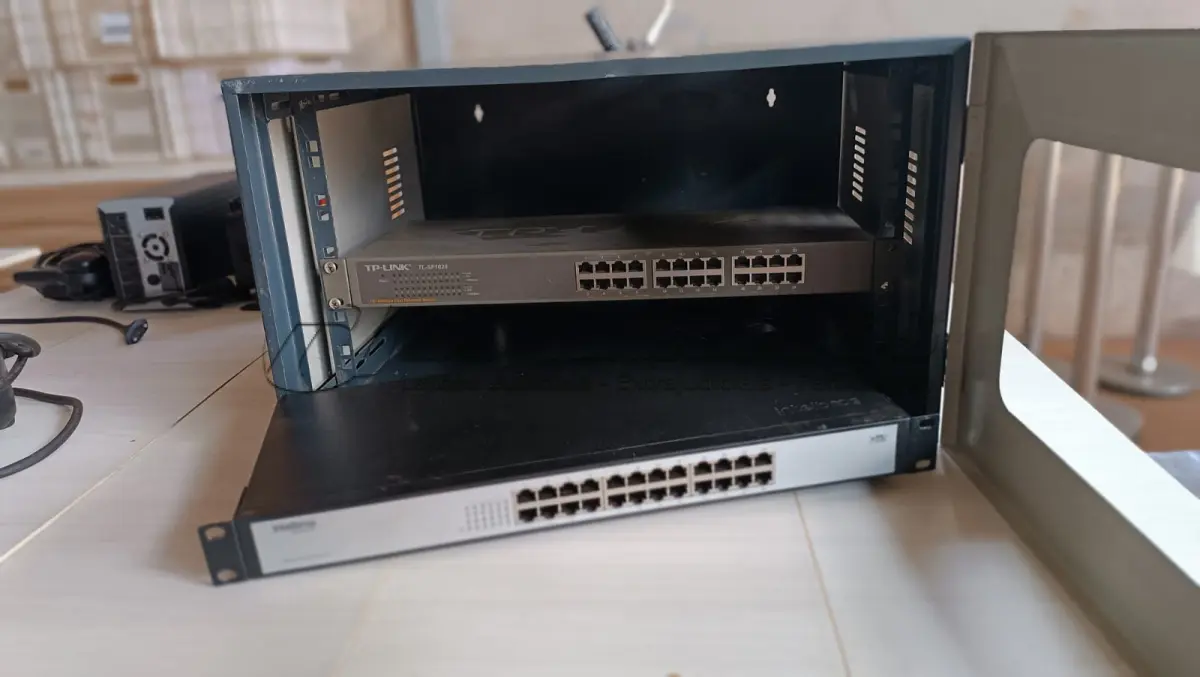 LOTE 006 - 02 SWITCHS PARA REDE DE COMPUTADOR E UM MINI RACK PARA SWITCH.(NO ESTADO DE CONSERVAÇÃO QUE SE ENCONTRAM, NÃO SABEMOS SE FUNCIONAM. LEILÃO NÃO TEM GARANTIA E NEM DEVOLUÇÃO).