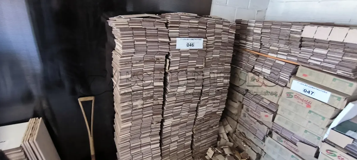 LOTE 046 - 01 LOTE COM PASTILHAS 10CMX10CM NA COR BEGE (NO ESTADO, NÃO SABEMOS SE FUNCIONA. LEILÃO NÃO TEM GARANTIA E NEM DEVOLUÇÃO)