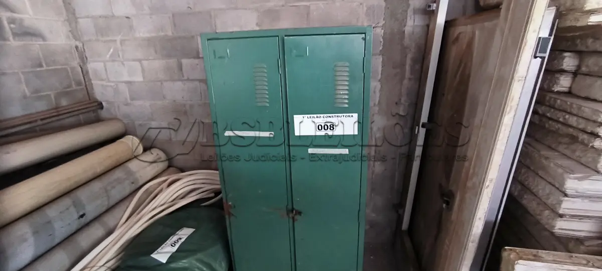LOTE 008 - 02 ARMÁRIOS ROUPEIROS EM AÇO (NO ESTADO, NÃO SABEMOS SE FUNCIONA. LEILÃO NÃO TEM GARANTIA E NEM DEVOLUÇÃO).