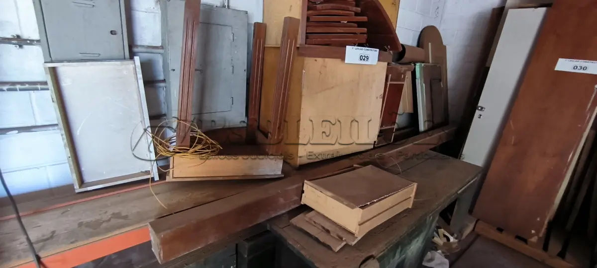 LOTE 029 - 01 LOTE COM BANCADA EM MADEIRA, BAÚS , MESAS E ARMÁRIOS EM MADEIRA (NO ESTADO, NÃO SABEMOS SE FUNCIONA. LEILÃO NÃO TEM GARANTIA E NEM DEVOLUÇÃO).