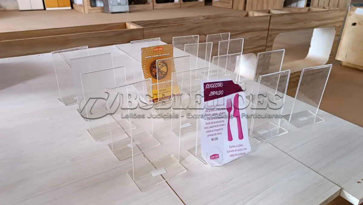 LOTE 017 - DIVERSOS DISPLAYS DE MESA DE ACRÍLICO (NO ESTADO, NÃO SABEMOS SE FUNCIONA. LEILÃO NÃO TEM GARANTIA E NEM DEVOLUÇÃO).