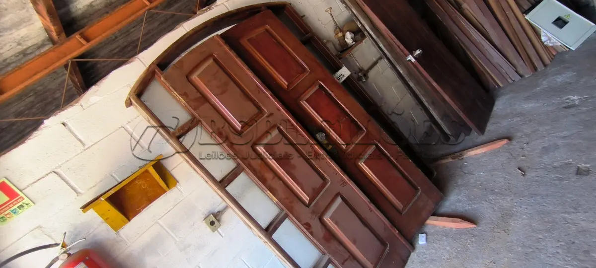 LOTE 025 - 01 PORTA COM PORTAL EM MADEIRA (NO ESTADO, NÃO SABEMOS SE FUNCIONA. LEILÃO NÃO TEM GARANTIA E NEM DEVOLUÇÃO).