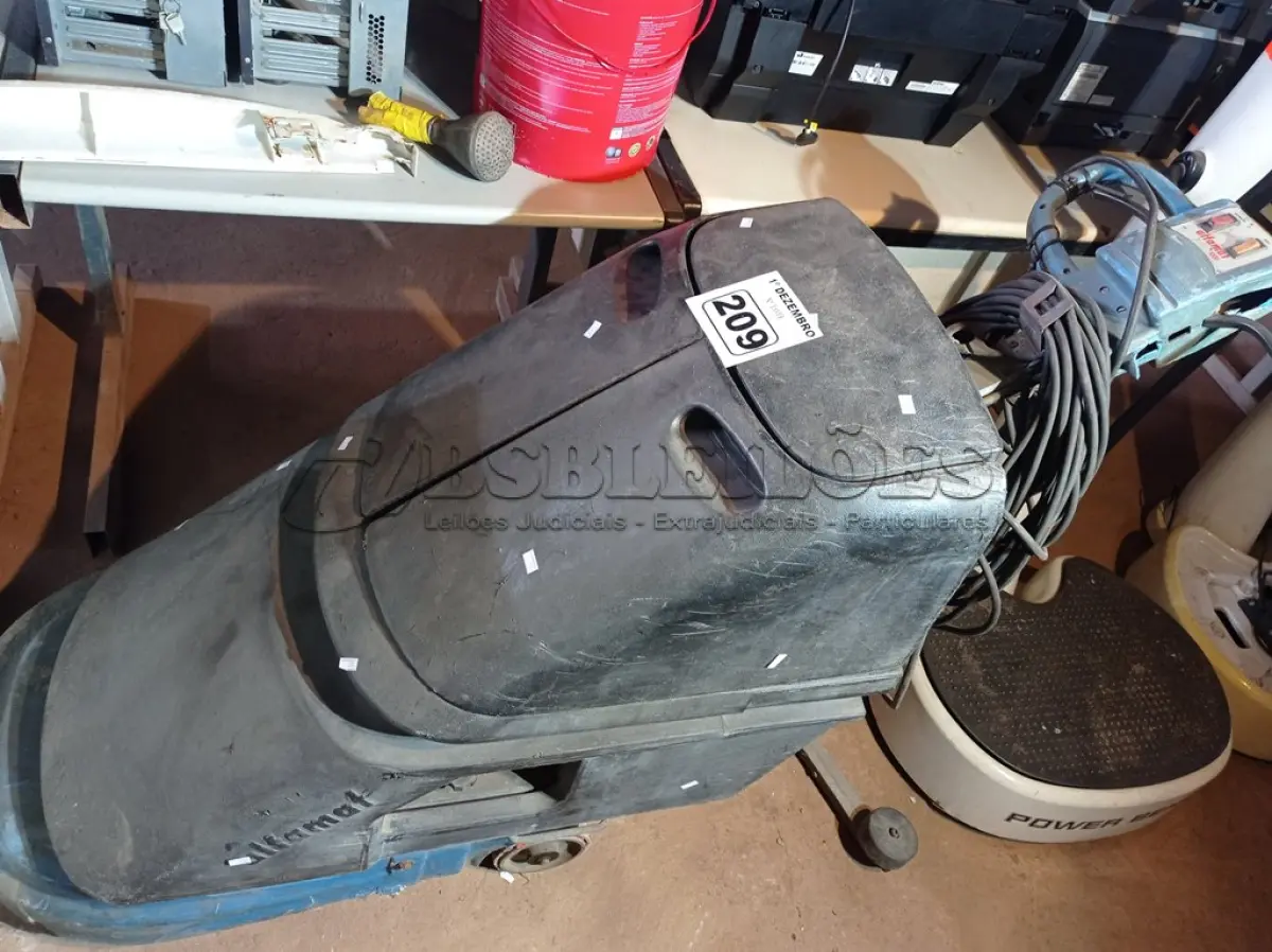 LOTE 209 - 01 MÁQUINA DE LAVAR PISOS INDUSTRIAL. (NO ESTADO) ATENÇÃO! FAZER A VISITAÇÃO ANTES DE ARREMATAR, NÃO SABEMOS SE FUNCIONA. LEILÃO NÃO TEM GARANTIA E NEM DEVOLUÇÃO, SUJEITO A POSSÍVEIS AVARIAS VISÍVEIS/OCULTAS E/OU AUSÊNCIA DE COMPONENTES.