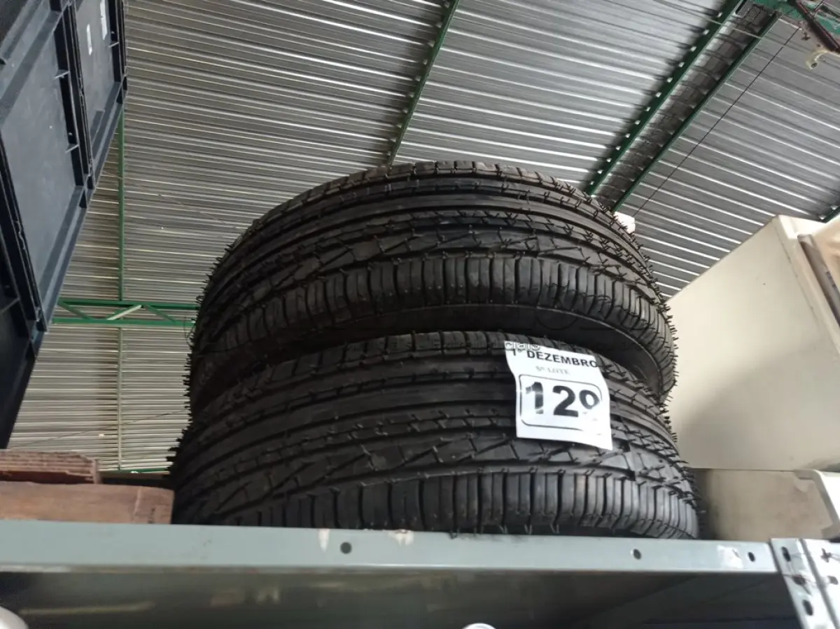 LOTE 129 - 02 PNEUS REMOLD 205/65/15. (NO ESTADO) ATENÇÃO! FAZER A VISITAÇÃO ANTES DE ARREMATAR, NÃO SABEMOS SE FUNCIONA. LEILÃO NÃO TEM GARANTIA E NEM DEVOLUÇÃO, SUJEITO A POSSÍVEIS AVARIAS VISÍVEIS/OCULTAS E/OU AUSÊNCIA DE COMPONENTES.