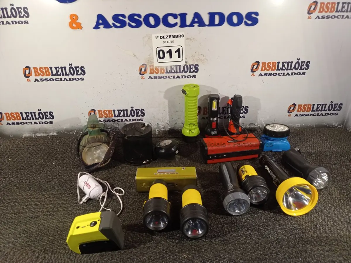 LOTE 011 - 01 LOTE COM VÁRIAS LANTERNAS E CAIXAS DE SOM BLUETOOTH MARCAS E MODELOS DIVERSOS. (NO ESTADO) ATENÇÃO! FAZER A VISITAÇÃO ANTES DE ARREMATAR, NÃO SABEMOS SE FUNCIONA. LEILÃO NÃO TEM GARANTIA E NEM DEVOLUÇÃO, SUJEITO A POSSÍVEIS AVARIAS VISÍVEIS/OCULTAS E/OU AUSÊNCIA DE COMPONENTES.