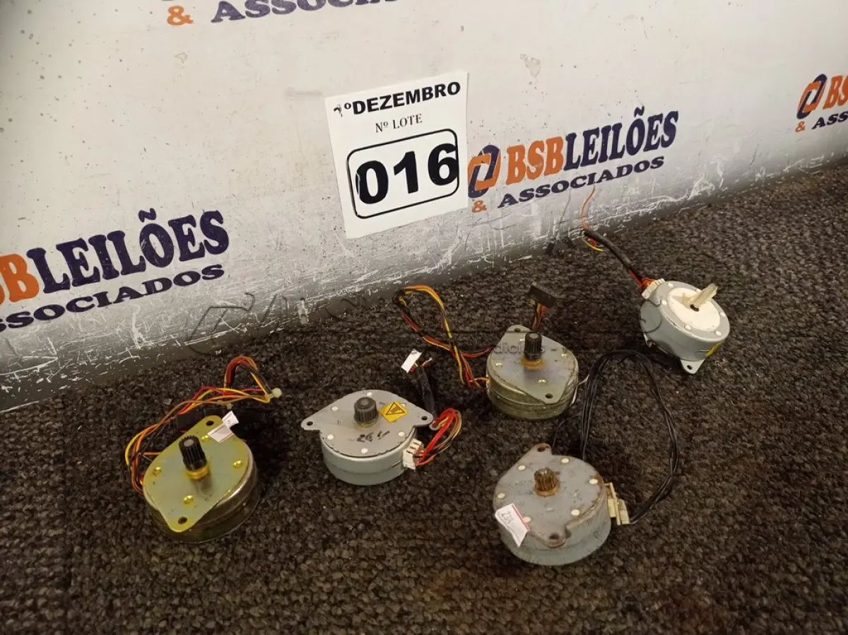 LOTE 016 - 05 MOTORES DE PASSO. (NO ESTADO) ATENÇÃO! FAZER A VISITAÇÃO ANTES DE ARREMATAR, NÃO SABEMOS SE FUNCIONA. LEILÃO NÃO TEM GARANTIA E NEM DEVOLUÇÃO, SUJEITO A POSSÍVEIS AVARIAS VISÍVEIS/OCULTAS E/OU AUSÊNCIA DE COMPONENTES.