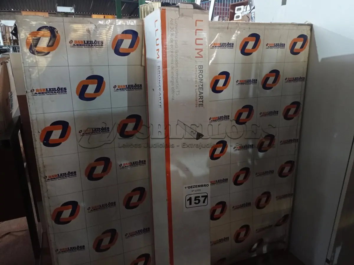 LOTE 157 - 01 LUMINÁRIA SUSPENSA 2X28W COM LÂMPADA BRONZEARTE. (NO ESTADO) ATENÇÃO! FAZER A VISITAÇÃO ANTES DE ARREMATAR, NÃO SABEMOS SE FUNCIONA. LEILÃO NÃO TEM GARANTIA E NEM DEVOLUÇÃO, SUJEITO A POSSÍVEIS AVARIAS VISÍVEIS/OCULTAS E/OU AUSÊNCIA DE COMPONENTES.