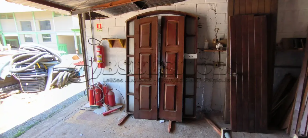 LOTE 025 - 01 PORTA COM PORTAL EM MADEIRA (NO ESTADO, NÃO SABEMOS SE FUNCIONA. LEILÃO NÃO TEM GARANTIA E NEM DEVOLUÇÃO).
