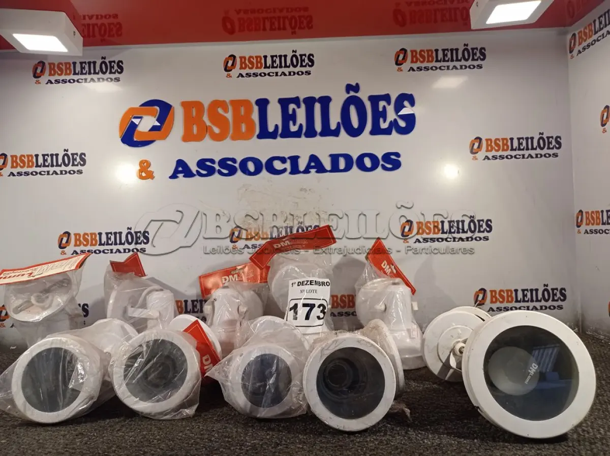LOTE 173 - 11 LUMINÁRIAS DE SOBREPOR. (NO ESTADO) ATENÇÃO! FAZER A VISITAÇÃO ANTES DE ARREMATAR, NÃO SABEMOS SE FUNCIONA. LEILÃO NÃO TEM GARANTIA E NEM DEVOLUÇÃO, SUJEITO A POSSÍVEIS AVARIAS VISÍVEIS/OCULTAS E/OU AUSÊNCIA DE COMPONENTES.
