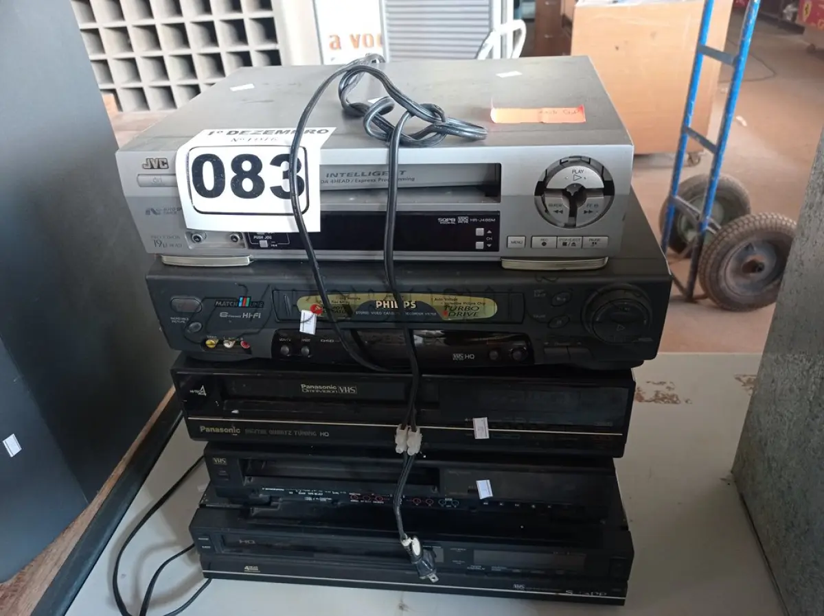 LOTE 083 - 05 VIDEOCASSETE MARCAS E MODELOS DIVERSOS. (NO ESTADO) ATENÇÃO! FAZER A VISITAÇÃO ANTES DE ARREMATAR, NÃO SABEMOS SE FUNCIONA. LEILÃO NÃO TEM GARANTIA E NEM DEVOLUÇÃO, SUJEITO A POSSÍVEIS AVARIAS VISÍVEIS/OCULTAS E/OU AUSÊNCIA DE COMPONENTES.