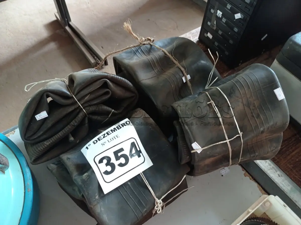 LOTE 354 - 04 CÂMARAS DE AR 28-9X15. (NO ESTADO) ATENÇÃO! FAZER A VISITAÇÃO ANTES DE ARREMATAR, NÃO SABEMOS SE FUNCIONA. LEILÃO NÃO TEM GARANTIA E NEM DEVOLUÇÃO, SUJEITO A POSSÍVEIS AVARIAS VISÍVEIS/OCULTAS E/OU AUSÊNCIA DE COMPONENTES.