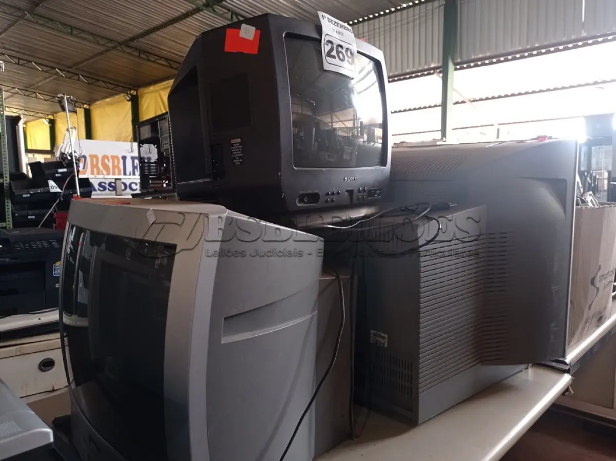 LOTE 269 - 03 TV’S DE TUBO MARCAS E MODELOS DIVERSOS. (NO ESTADO) ATENÇÃO! FAZER A VISITAÇÃO ANTES DE ARREMATAR, NÃO SABEMOS SE FUNCIONA. LEILÃO NÃO TEM GARANTIA E NEM DEVOLUÇÃO, SUJEITO A POSSÍVEIS AVARIAS VISÍVEIS/OCULTAS E/OU AUSÊNCIA DE COMPONENTES.