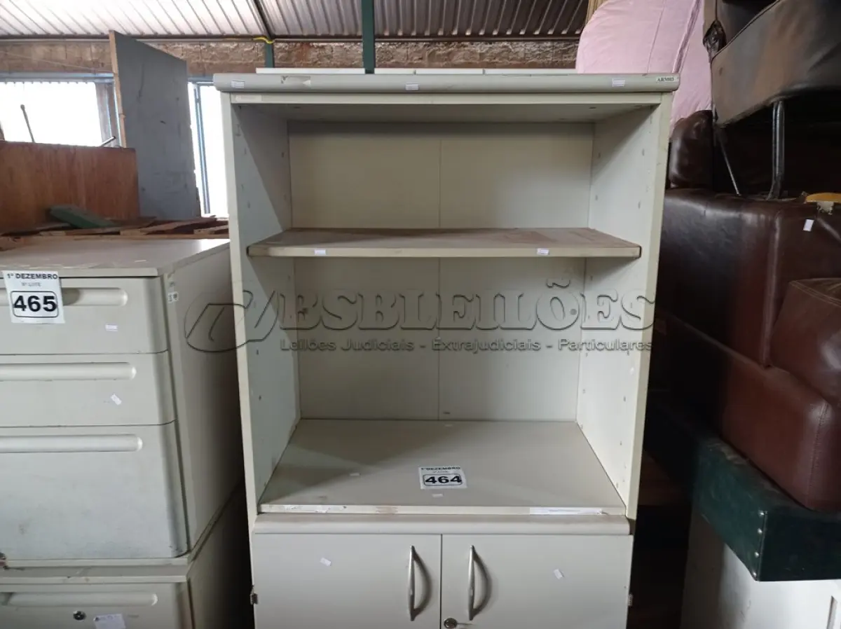 LOTE 464 - 01 ARMÁRIO EM MADEIRA COM 02 PORTAS E 02 PRATELEIRAS. (NO ESTADO) ATENÇÃO! FAZER A VISITAÇÃO ANTES DE ARREMATAR, NÃO SABEMOS SE FUNCIONA. LEILÃO NÃO TEM GARANTIA E NEM DEVOLUÇÃO, SUJEITO A POSSÍVEIS AVARIAS VISÍVEIS/OCULTAS E/OU AUSÊNCIA DE COMPONENTES.