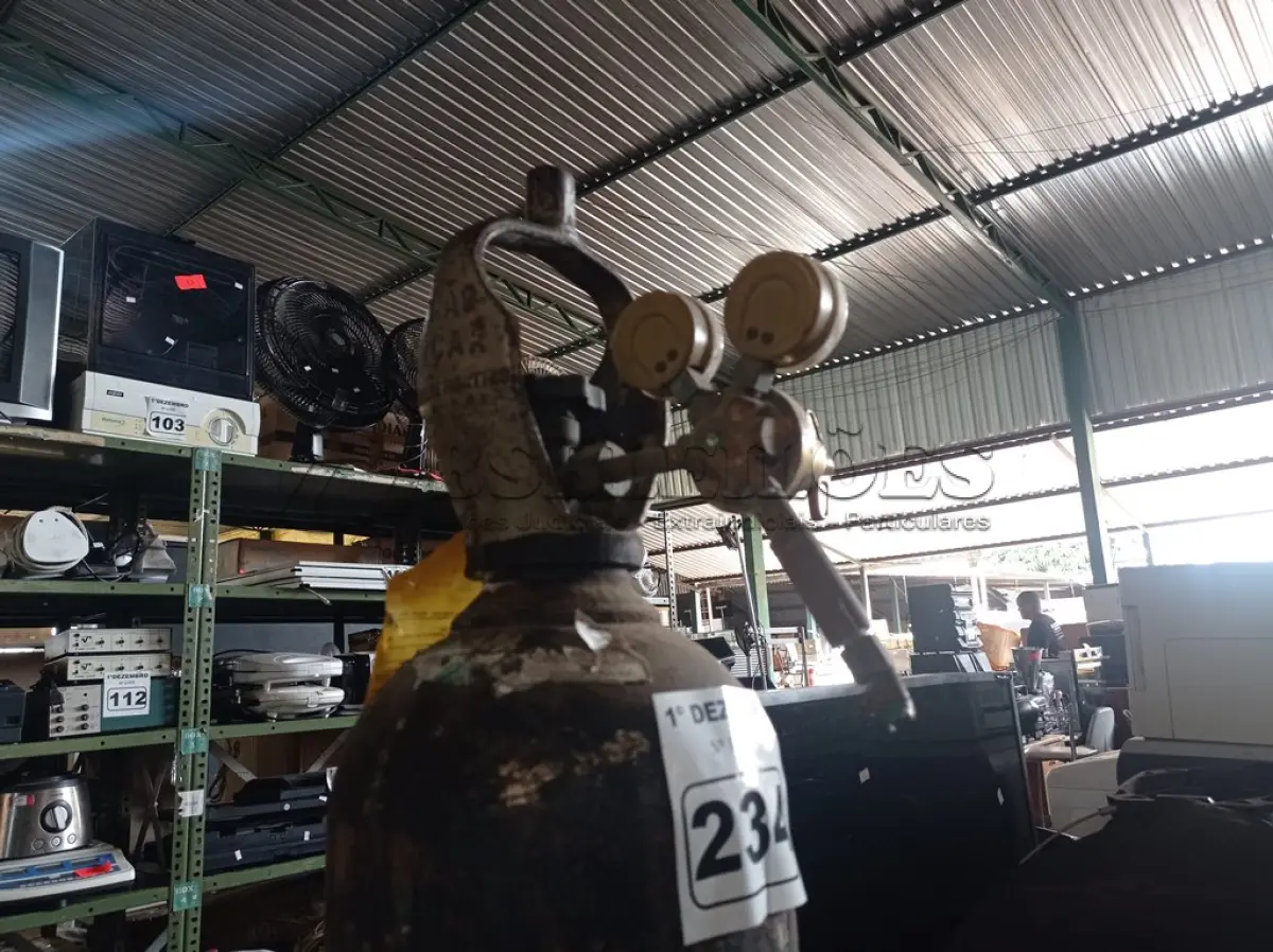 LOTE 234 - 01 CILINDRO DE OXIGÊNIO. (NO ESTADO) ATENÇÃO! FAZER A VISITAÇÃO ANTES DE ARREMATAR, NÃO SABEMOS SE FUNCIONA. LEILÃO NÃO TEM GARANTIA E NEM DEVOLUÇÃO, SUJEITO A POSSÍVEIS AVARIAS VISÍVEIS/OCULTAS E/OU AUSÊNCIA DE COMPONENTES.