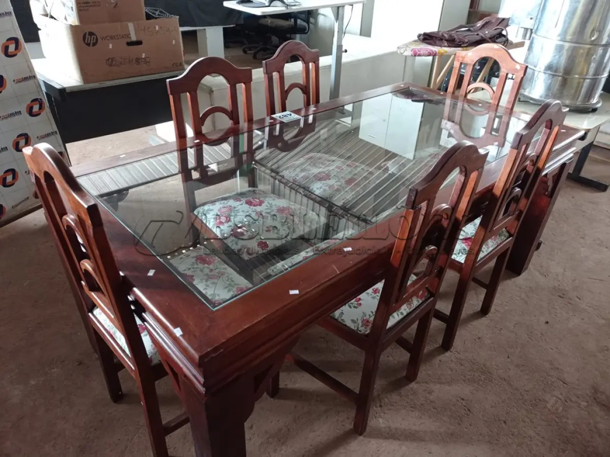 LOTE 482 - 01 MESA DE JANTAR COM TAMPO DE VIDRO E 06 CADEIRAS. (NO ESTADO) ATENÇÃO! FAZER A VISITAÇÃO ANTES DE ARREMATAR, NÃO SABEMOS SE FUNCIONA. LEILÃO NÃO TEM GARANTIA E NEM DEVOLUÇÃO, SUJEITO A POSSÍVEIS AVARIAS VISÍVEIS/OCULTAS E/OU AUSÊNCIA DE COMPONENTES.