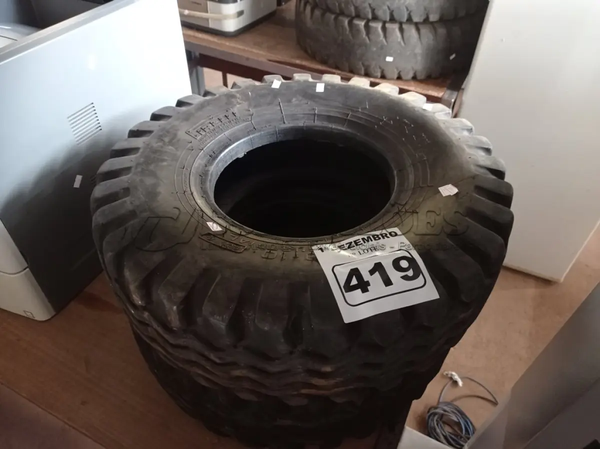 LOTE 419 - 02 PNEUS PARA EMPILHADEIRA 6-50X10. (NO ESTADO) ATENÇÃO! FAZER A VISITAÇÃO ANTES DE ARREMATAR, NÃO SABEMOS SE FUNCIONA. LEILÃO NÃO TEM GARANTIA E NEM DEVOLUÇÃO, SUJEITO A POSSÍVEIS AVARIAS VISÍVEIS/OCULTAS E/OU AUSÊNCIA DE COMPONENTES.