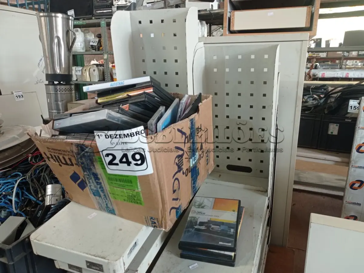 LOTE 249 - 01 LOTE COM VÁRIOS SUPORTES PARA CPU E DVD’S DIVERSOS. (NO ESTADO) ATENÇÃO! FAZER A VISITAÇÃO ANTES DE ARREMATAR, NÃO SABEMOS SE FUNCIONA. LEILÃO NÃO TEM GARANTIA E NEM DEVOLUÇÃO, SUJEITO A POSSÍVEIS AVARIAS VISÍVEIS/OCULTAS E/OU AUSÊNCIA DE COMPONENTES.