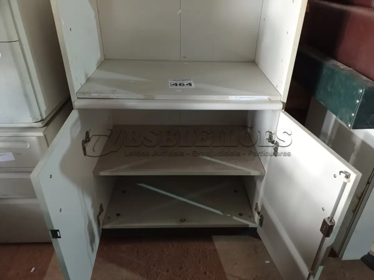 LOTE 464 - 01 ARMÁRIO EM MADEIRA COM 02 PORTAS E 02 PRATELEIRAS. (NO ESTADO) ATENÇÃO! FAZER A VISITAÇÃO ANTES DE ARREMATAR, NÃO SABEMOS SE FUNCIONA. LEILÃO NÃO TEM GARANTIA E NEM DEVOLUÇÃO, SUJEITO A POSSÍVEIS AVARIAS VISÍVEIS/OCULTAS E/OU AUSÊNCIA DE COMPONENTES.