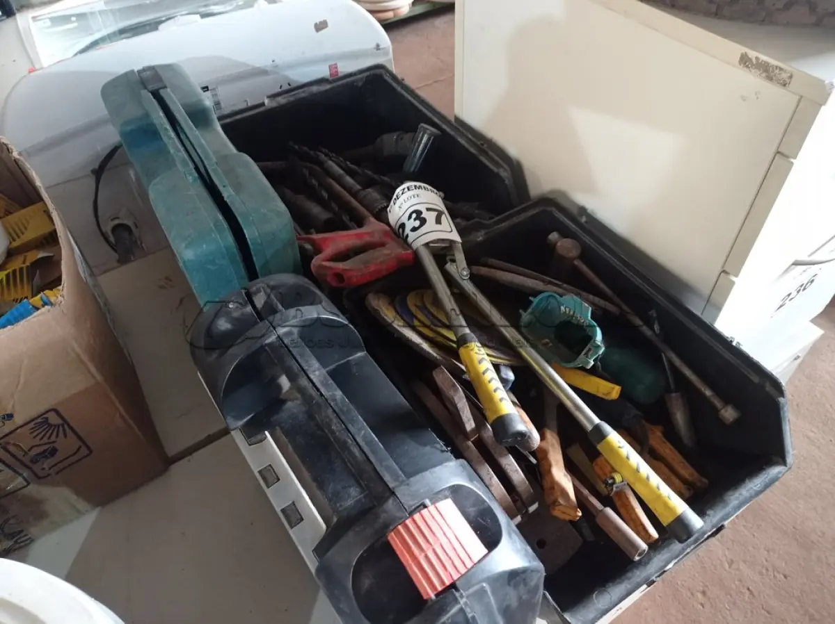 LOTE 237 - 01 LOTE COM FERRAMENTAS DIVERSAS. (NO ESTADO) ATENÇÃO! FAZER A VISITAÇÃO ANTES DE ARREMATAR, NÃO SABEMOS SE FUNCIONA. LEILÃO NÃO TEM GARANTIA E NEM DEVOLUÇÃO, SUJEITO A POSSÍVEIS AVARIAS VISÍVEIS/OCULTAS E/OU AUSÊNCIA DE COMPONENTES.