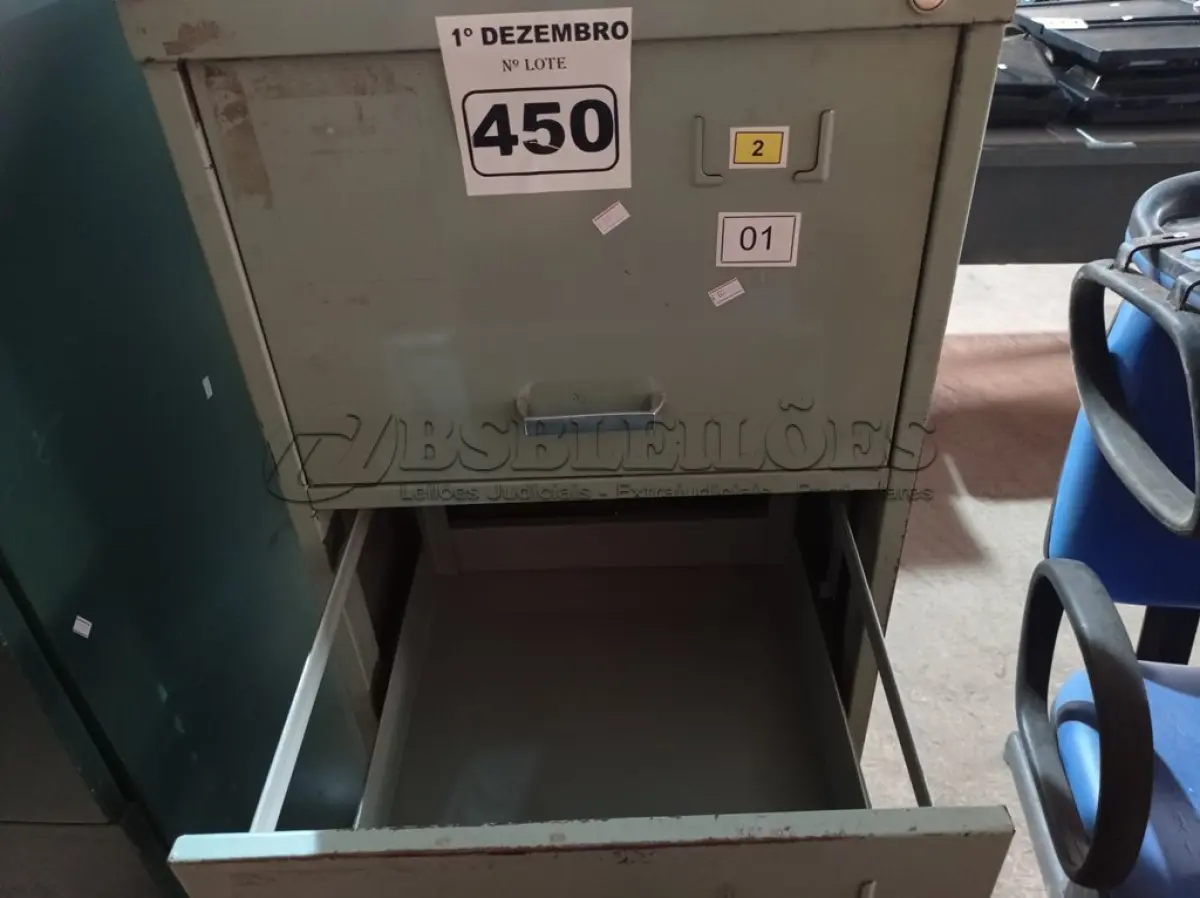 LOTE 450 - 01 ARQUIVO DE AÇO COM 04 GAVETAS. (NO ESTADO) ATENÇÃO! FAZER A VISITAÇÃO ANTES DE ARREMATAR, NÃO SABEMOS SE FUNCIONA. LEILÃO NÃO TEM GARANTIA E NEM DEVOLUÇÃO, SUJEITO A POSSÍVEIS AVARIAS VISÍVEIS/OCULTAS E/OU AUSÊNCIA DE COMPONENTES.