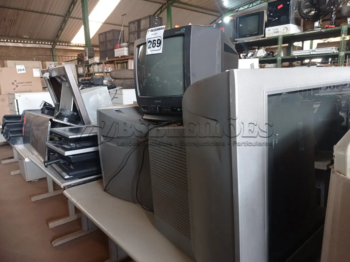 LOTE 269 - 03 TV’S DE TUBO MARCAS E MODELOS DIVERSOS. (NO ESTADO) ATENÇÃO! FAZER A VISITAÇÃO ANTES DE ARREMATAR, NÃO SABEMOS SE FUNCIONA. LEILÃO NÃO TEM GARANTIA E NEM DEVOLUÇÃO, SUJEITO A POSSÍVEIS AVARIAS VISÍVEIS/OCULTAS E/OU AUSÊNCIA DE COMPONENTES.