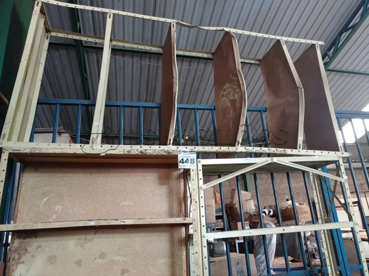 LOTE 448 - 03 ESTANTES DE FERRO. (NO ESTADO) ATENÇÃO! FAZER A VISITAÇÃO ANTES DE ARREMATAR, NÃO SABEMOS SE FUNCIONA. LEILÃO NÃO TEM GARANTIA E NEM DEVOLUÇÃO, SUJEITO A POSSÍVEIS AVARIAS VISÍVEIS/OCULTAS E/OU AUSÊNCIA DE COMPONENTES.