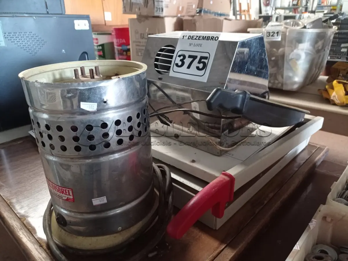 LOTE 375 - 01 SECADOR DE MÃOS, 02 GUILHOTINAS DE MESA E 01 BASE DE LIQUIDIFICADOR INDUSTRIAL. (NO ESTADO) ATENÇÃO! FAZER A VISITAÇÃO ANTES DE ARREMATAR, NÃO SABEMOS SE FUNCIONA. LEILÃO NÃO TEM GARANTIA E NEM DEVOLUÇÃO, SUJEITO A POSSÍVEIS AVARIAS VISÍVEIS/OCULTAS E/OU AUSÊNCIA DE COMPONENTES.