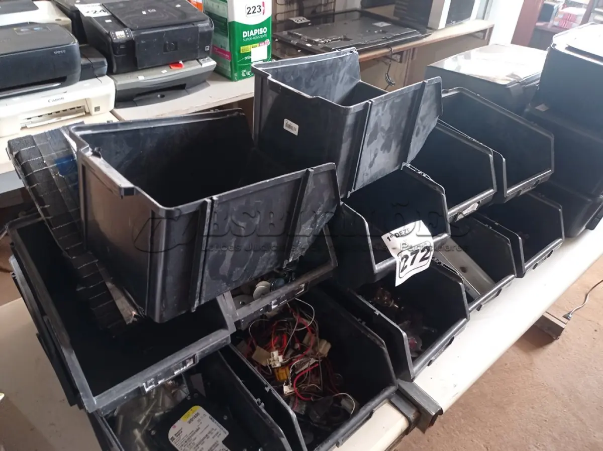 LOTE 272 - 01 LOTE COM VÁRIAS CAÇAMBAS ORGANIZADORAS E MATERIAIS DIVERSOS. (NO ESTADO) ATENÇÃO! FAZER A VISITAÇÃO ANTES DE ARREMATAR, NÃO SABEMOS SE FUNCIONA. LEILÃO NÃO TEM GARANTIA E NEM DEVOLUÇÃO, SUJEITO A POSSÍVEIS AVARIAS VISÍVEIS/OCULTAS E/OU AUSÊNCIA DE COMPONENTES.