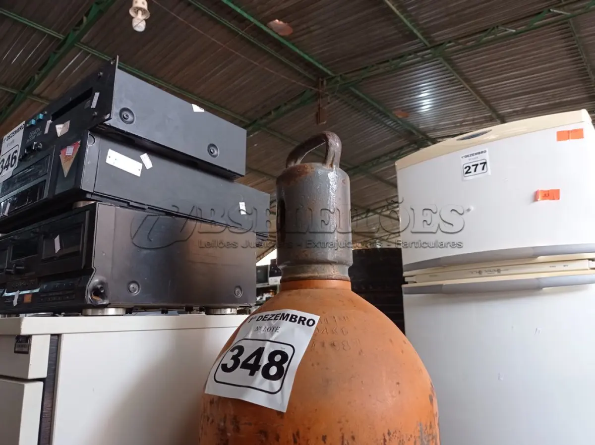 LOTE 348 - 01 CILINDRO. (NO ESTADO) ATENÇÃO! FAZER A VISITAÇÃO ANTES DE ARREMATAR, NÃO SABEMOS SE FUNCIONA. LEILÃO NÃO TEM GARANTIA E NEM DEVOLUÇÃO, SUJEITO A POSSÍVEIS AVARIAS VISÍVEIS/OCULTAS E/OU AUSÊNCIA DE COMPONENTES.