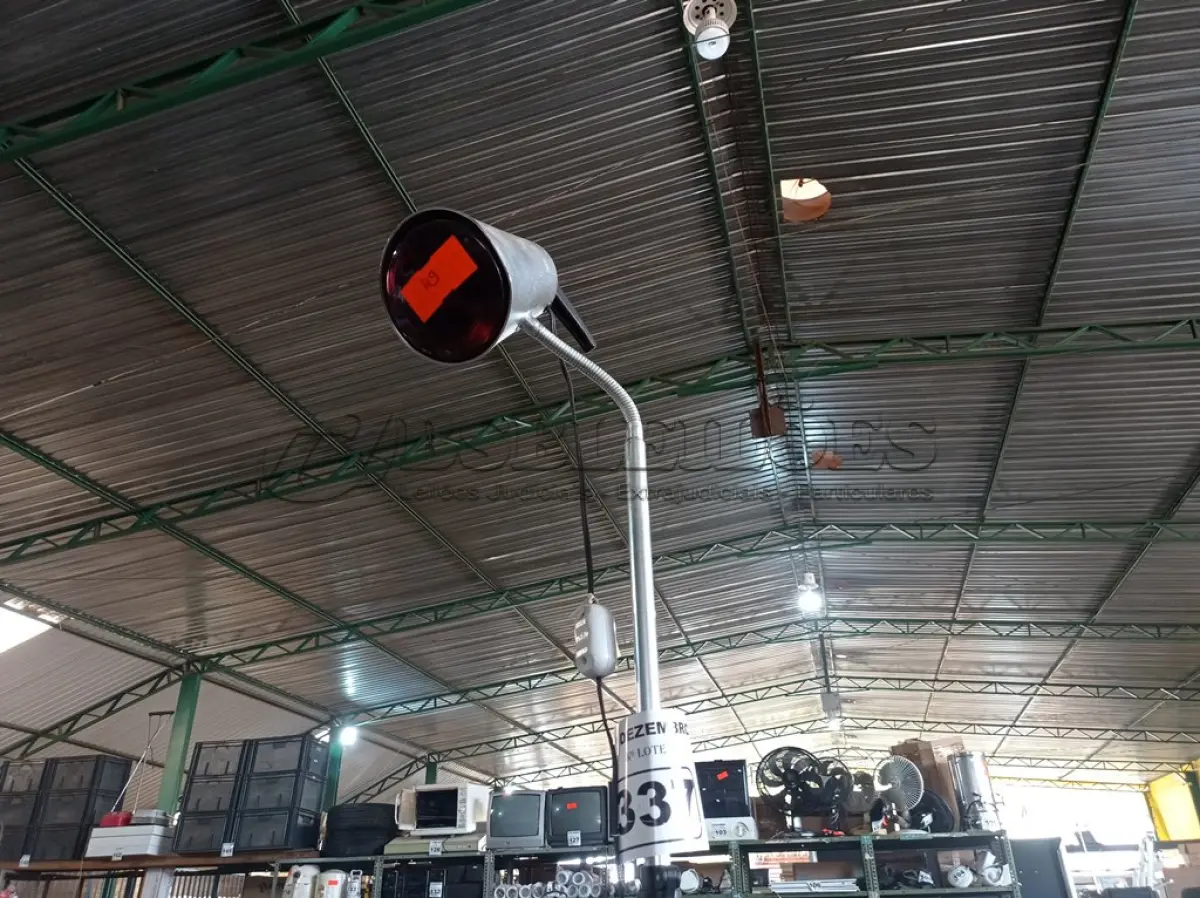 LOTE 337 - 01 LUMIARIA COM SUPORTE. (NO ESTADO) ATENÇÃO! FAZER A VISITAÇÃO ANTES DE ARREMATAR, NÃO SABEMOS SE FUNCIONA. LEILÃO NÃO TEM GARANTIA E NEM DEVOLUÇÃO, SUJEITO A POSSÍVEIS AVARIAS VISÍVEIS/OCULTAS E/OU AUSÊNCIA DE COMPONENTES.