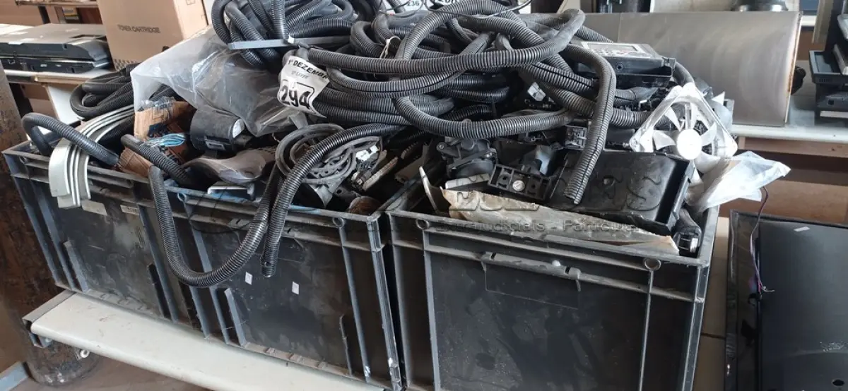 LOTE 294 - 03 CAIXAS ORGANIZADORAS COM MATERIAIS DIVERSOS. (NO ESTADO) ATENÇÃO! FAZER A VISITAÇÃO ANTES DE ARREMATAR, NÃO SABEMOS SE FUNCIONA. LEILÃO NÃO TEM GARANTIA E NEM DEVOLUÇÃO, SUJEITO A POSSÍVEIS AVARIAS VISÍVEIS/OCULTAS E/OU AUSÊNCIA DE COMPONENTES.