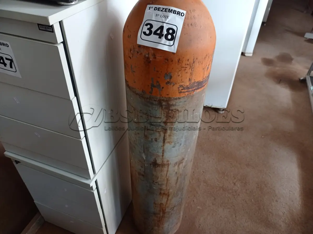 LOTE 348 - 01 CILINDRO. (NO ESTADO) ATENÇÃO! FAZER A VISITAÇÃO ANTES DE ARREMATAR, NÃO SABEMOS SE FUNCIONA. LEILÃO NÃO TEM GARANTIA E NEM DEVOLUÇÃO, SUJEITO A POSSÍVEIS AVARIAS VISÍVEIS/OCULTAS E/OU AUSÊNCIA DE COMPONENTES.
