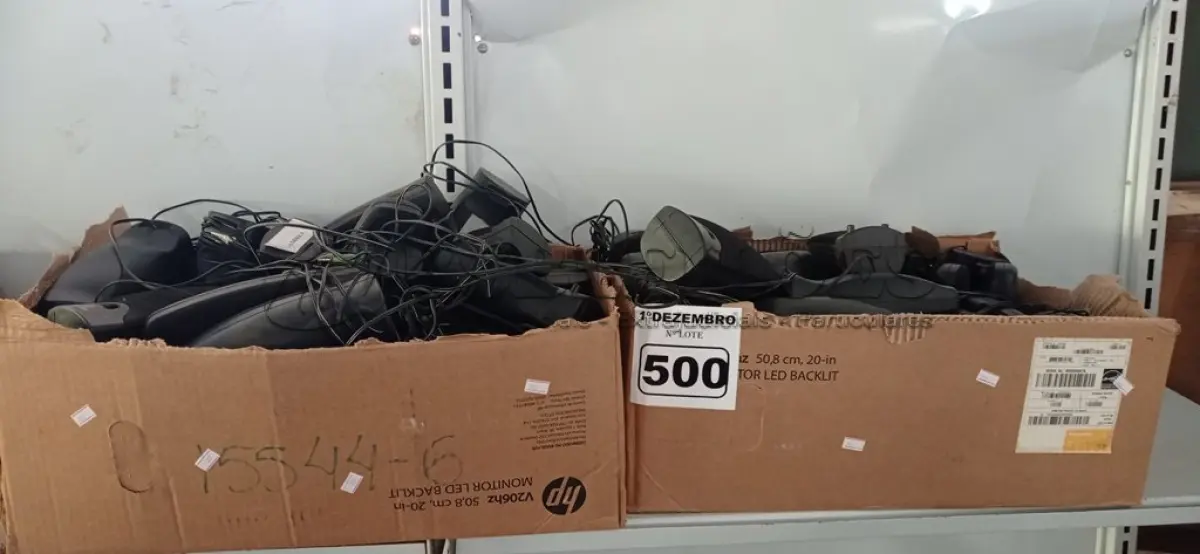 LOTE 500 - 01 LOTE COM VÁRIAS CAIXINHAS DE SOM PARA PC. (NO ESTADO) ATENÇÃO! FAZER A VISITAÇÃO ANTES DE ARREMATAR, NÃO SABEMOS SE FUNCIONA. LEILÃO NÃO TEM GARANTIA E NEM DEVOLUÇÃO, SUJEITO A POSSÍVEIS AVARIAS VISÍVEIS/OCULTAS E/OU AUSÊNCIA DE COMPONENTES.