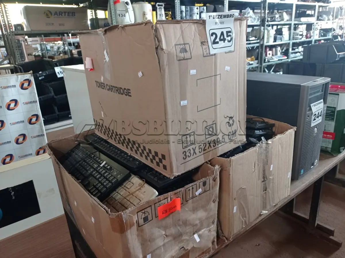 LOTE 245 - 01 LOTE COM GRANDE QUANTIDADE DE TECLADOS PARA PC MARCAS E MODELOS DIVERSOS. (NO ESTADO) ATENÇÃO! FAZER A VISITAÇÃO ANTES DE ARREMATAR, NÃO SABEMOS SE FUNCIONA. LEILÃO NÃO TEM GARANTIA E NEM DEVOLUÇÃO, SUJEITO A POSSÍVEIS AVARIAS VISÍVEIS/OCULTAS E/OU AUSÊNCIA DE COMPONENTES.