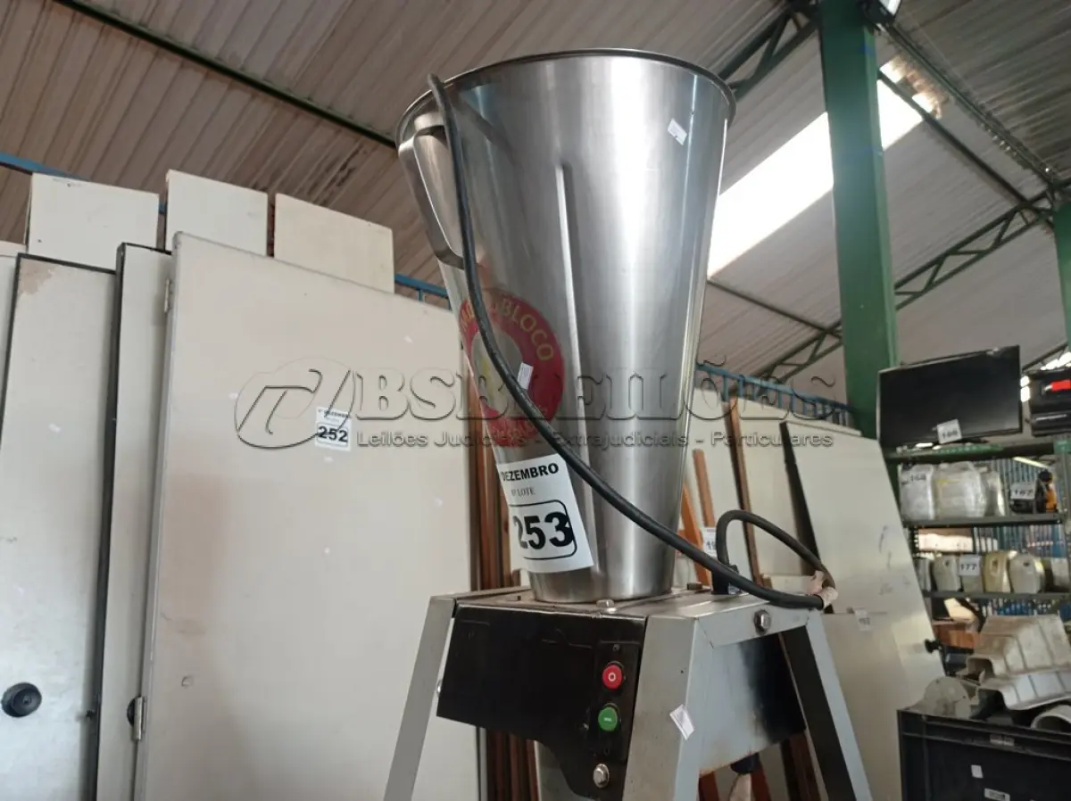 LOTE 253 - 01 LIQUIDIFICADOR BASCULANTE. (NO ESTADO) ATENÇÃO! FAZER A VISITAÇÃO ANTES DE ARREMATAR, NÃO SABEMOS SE FUNCIONA. LEILÃO NÃO TEM GARANTIA E NEM DEVOLUÇÃO, SUJEITO A POSSÍVEIS AVARIAS VISÍVEIS/OCULTAS E/OU AUSÊNCIA DE COMPONENTES.