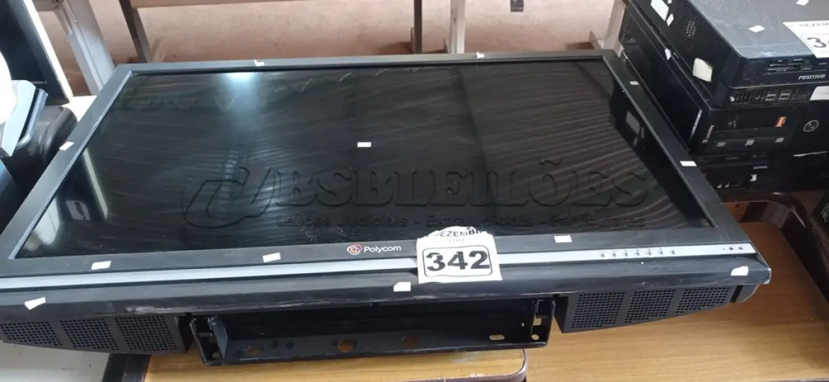 LOTE 342 - 01 MONITOR POLYCOM 42”. (NO ESTADO) ATENÇÃO! FAZER A VISITAÇÃO ANTES DE ARREMATAR, NÃO SABEMOS SE FUNCIONA. LEILÃO NÃO TEM GARANTIA E NEM DEVOLUÇÃO, SUJEITO A POSSÍVEIS AVARIAS VISÍVEIS/OCULTAS E/OU AUSÊNCIA DE COMPONENTES.