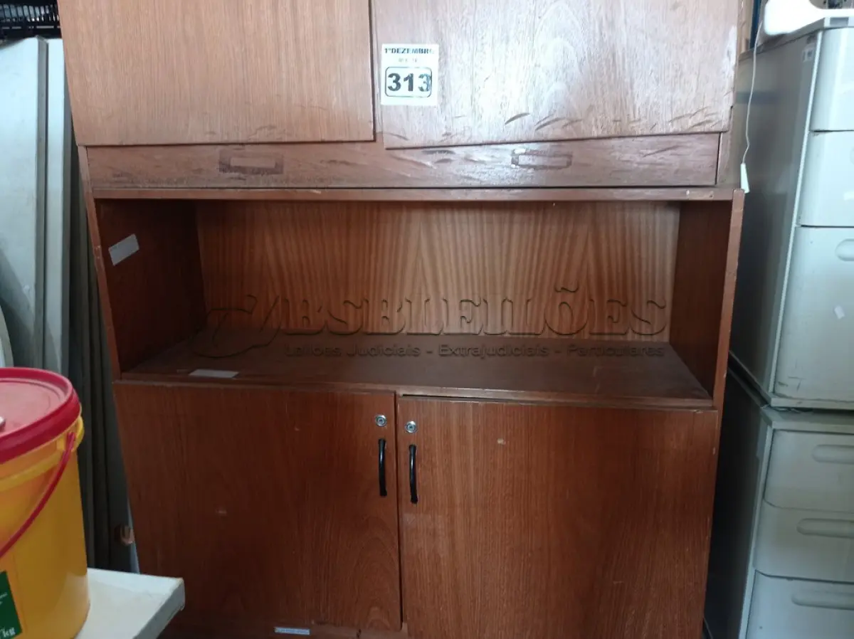LOTE 313 - 02 ARMÁRIOS BAIXOS EM MADEIRA COM 02 PORTAS. (NO ESTADO) ATENÇÃO! FAZER A VISITAÇÃO ANTES DE ARREMATAR, NÃO SABEMOS SE FUNCIONA. LEILÃO NÃO TEM GARANTIA E NEM DEVOLUÇÃO, SUJEITO A POSSÍVEIS AVARIAS VISÍVEIS/OCULTAS E/OU AUSÊNCIA DE COMPONENTES.