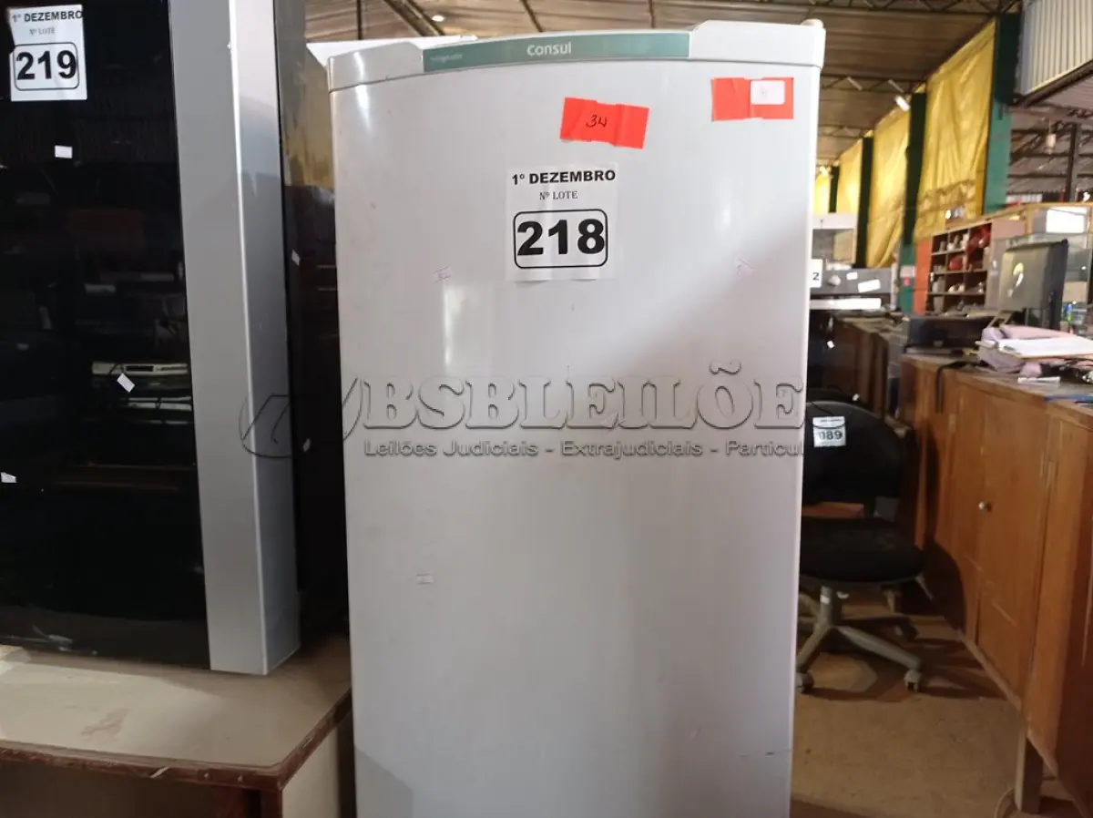 LOTE 218 - 01 GELADEIRA MARCA CÔNSUL 220V. (NO ESTADO) ATENÇÃO! FAZER A VISITAÇÃO ANTES DE ARREMATAR, NÃO SABEMOS SE FUNCIONA. LEILÃO NÃO TEM GARANTIA E NEM DEVOLUÇÃO, SUJEITO A POSSÍVEIS AVARIAS VISÍVEIS/OCULTAS E/OU AUSÊNCIA DE COMPONENTES.