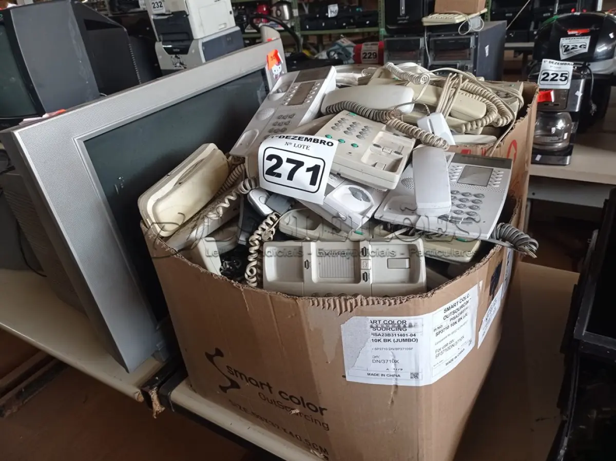 LOTE 271 - 01 LOTE COM VÁRIOS APARELHOS DE TELEFONE MARCAS E MODELOS DIVERSOS. (NO ESTADO) ATENÇÃO! FAZER A VISITAÇÃO ANTES DE ARREMATAR, NÃO SABEMOS SE FUNCIONA. LEILÃO NÃO TEM GARANTIA E NEM DEVOLUÇÃO, SUJEITO A POSSÍVEIS AVARIAS VISÍVEIS/OCULTAS E/OU AUSÊNCIA DE COMPONENTES.